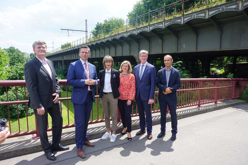 Bei einem Treffen zwischen der Deutschen Bahn (Eckart Fricke und Projektleiter Lutz Buchmann), Martin Duhlig (Sächsischer Staatsminister für Wirtschaft, Arbeit und Verkehr), Barbara Ludwig (Oberbürgermeisterin der Stadt Chemnitz) sowie Vertretern des Viadukt e.V. konnten die ersten Ideen für das Planänderungsverfahren und die Gestaltung des Umfeldes am Chemnitzer Viadukt ausgetauscht werden (Juni 2018)
