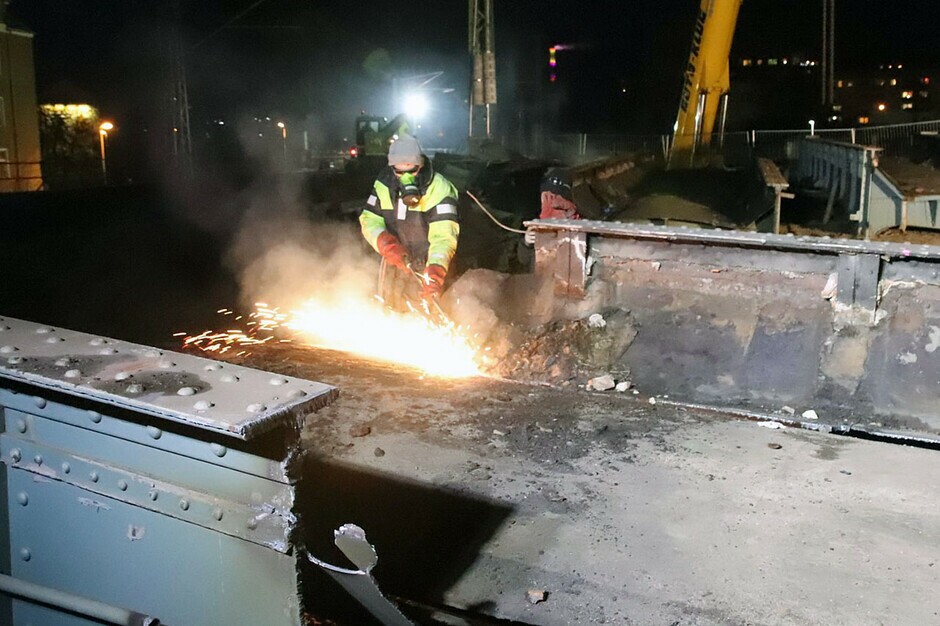 Nachdem der zehnte Teil der Eisenbahnüberführung (EÜ) „Augustusburger Straße“ ausgehoben wurde, muss er für den Abtransport zerkleinert werden (1) (Januar 2020)