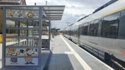 Mit erdigen Farben bemaltes Wetterschutzhaus am Bahnhof Borna.