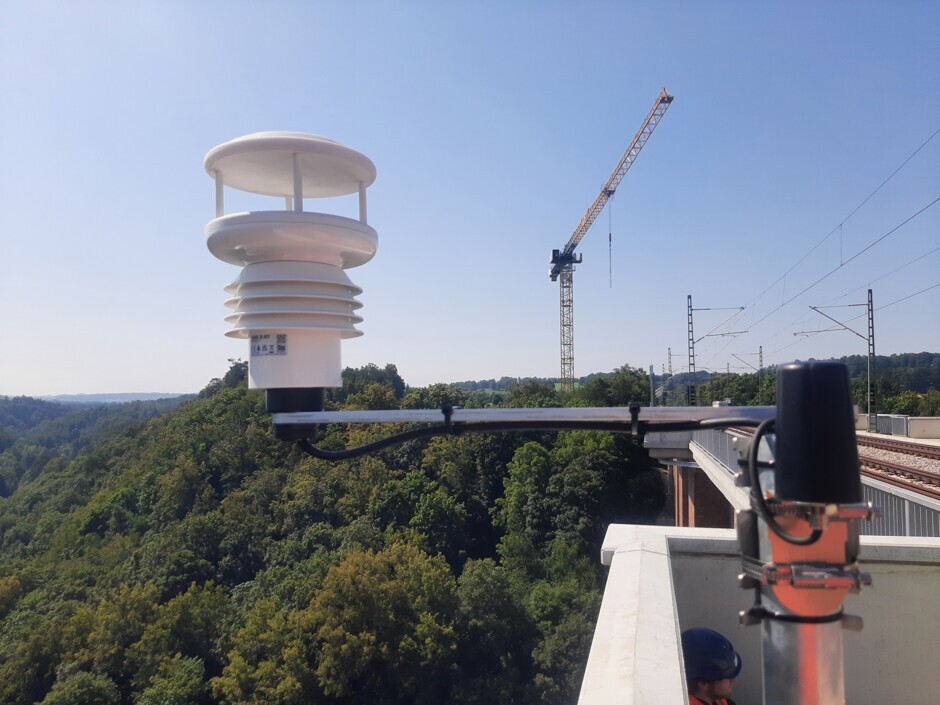 Meteorologischer Sensor Ein meteorologischer Sensor, einer von vielen Sensoren auf der Brücke