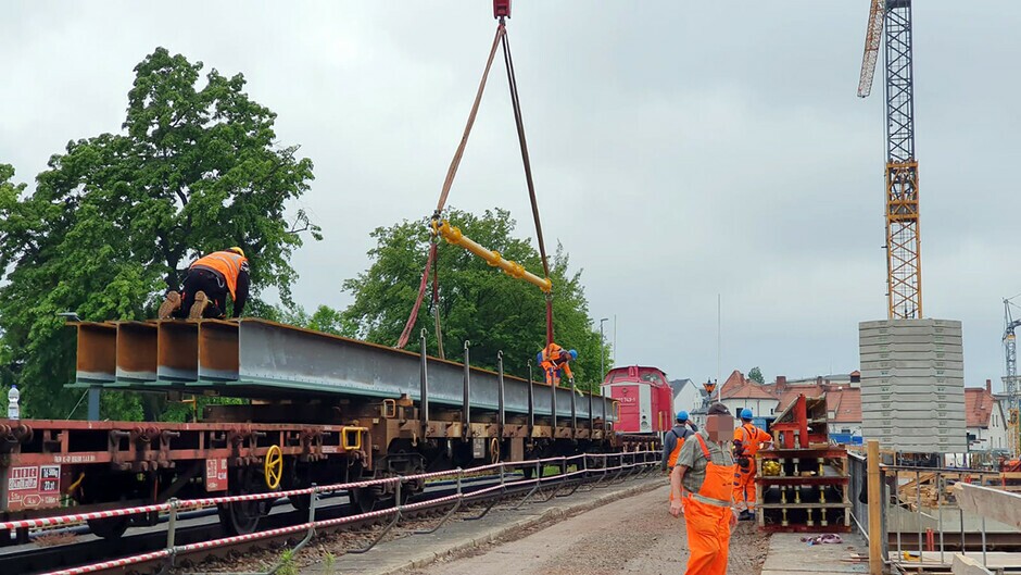 Mit dem Einhub von zehn Walzträgern wurde an der Eisenbahnüberführung (EÜ) „Bernsdorfer Straße“ ein weiterer Meilenstein bei den Bauarbeiten am Chemnitzer Bahnbogen realisiert (Mai 2020)
