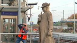 Enthüllung des Malchers am Bahnhof Altenburg