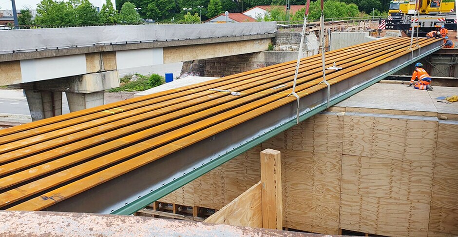 Mit dem Einhub von zehn Walzträgern wurde an der Eisenbahnüberführung (EÜ) „Bernsdorfer Straße“ ein weiterer Meilenstein bei den Bauarbeiten am Chemnitzer Bahnbogen realisiert (Mai 2020) 