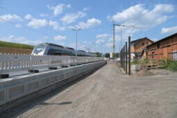 Herstellung Gleis 2 mit Bahnsteig und Lärmschutzwand in Treben-Lehma