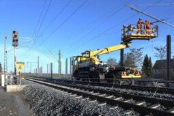 Arbeiten an der Oberleitungsanlage in Regis-Breitingen